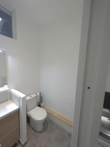 ein Badezimmer mit einem weißen WC und einem Waschbecken in der Unterkunft Au domaine des roches in Saint-Pierre-sur-Dives