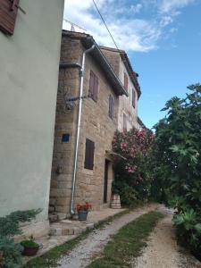 an external view of a stone building at Apartment Staleta Tartuf in Livade