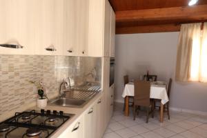 A kitchen or kitchenette at La casa di Bella