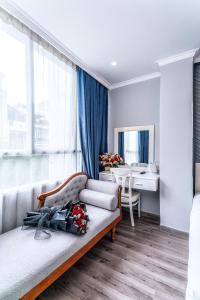 un soggiorno con un divano e un tavolo di Ruby Saigon Hotel - Ben Thanh ad Ho Chi Minh