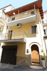 een appartementencomplex met een balkon en een garage bij La casa di Bella in Lamezia Terme