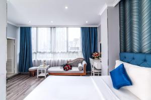 una camera d'albergo con un letto e un divano di Ruby Saigon Hotel - Ben Thanh ad Ho Chi Minh