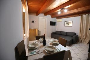 uma sala de estar com uma mesa e um sofá em La casa di Bella em Lamezia Terme
