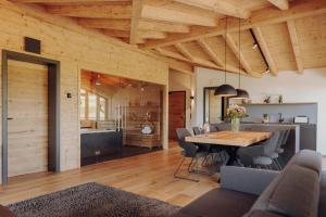 a dining room and kitchen with a table and chairs at Platzhirsch Ofterschwang in Ofterschwang
