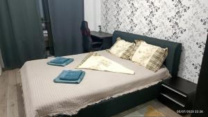uma cama com duas toalhas em cima em Natural House em Constança