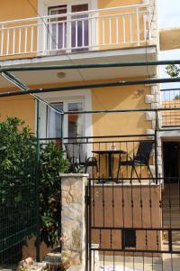 un balcone di una casa con un tavolo sopra di Apartments Ivan & Ana a Korčula