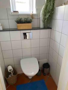 baño pequeño con aseo y ventana en Close to Centrum, beach and subway en Copenhague