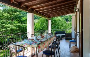 Casa Glicine في Pian di Mulino: فناء على طاولة وكراسي على شرفة
