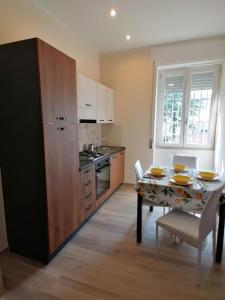 een keuken met een tafel en een keuken met een tafel en stoelen bij Perla Marina - Monna Sonia in Agropoli