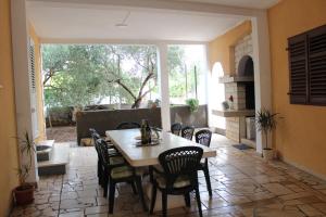 una sala da pranzo con tavolo e sedie di Apartments Ivan & Ana a Korčula