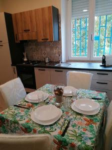 een keuken met een tafel met borden erop bij Perla Marina - Monna Sonia in Agropoli +9 foto's