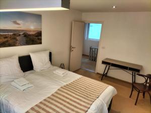 een slaapkamer met een bed met twee handdoeken erop bij bel etage woning in Gent