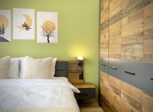Una cama o camas en una habitación de Colourful Apartment for 4 Guests and Free Parking