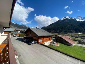 einen Balkon mit Bergblick in der Unterkunft Studio cosy près du centre et des pistes, balcon sud - FR-1-692-85 in La Chapelle-dʼAbondance