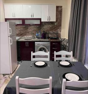 uma cozinha com mesa e cadeiras e uma cozinha com fogão em LÎLAV Home Taksim 1 em Istambul