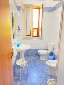 ein Badezimmer mit 2 WCs und einem Waschbecken in der Unterkunft Lumìa Bed and Breakfast in Syrakus