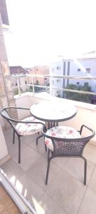 une table et deux chaises assises sur un balcon dans l'établissement Apartments Burazer, à Šibenik