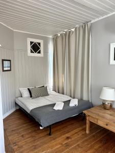 - une chambre avec un lit dans une pièce dotée d'une fenêtre dans l'établissement Kapteeninmökki, à Naantali