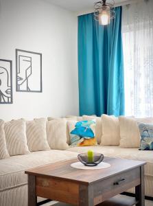 uma sala de estar com um sofá e uma mesa de centro em Colourful Apartment for 4 Guests and Free Parking em Stara Zagora