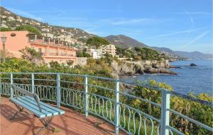 eine blaue Bank auf einem Balkon mit Meerblick in der Unterkunft Gorgeous Apartment In Arenzano With Kitchen in Arenzano