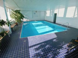 ein großer Pool in einem großen Gebäude in der Unterkunft Golf & Wellness Suite Bad Bellingen Apartment 5-9 in Bad Bellingen