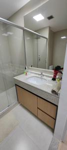 baño con lavabo y espejo grande en Apartamento Blend 1160-A, en Goiânia