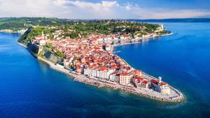 una vista aérea de una ciudad en medio del agua en Apartment Moro, en Piran