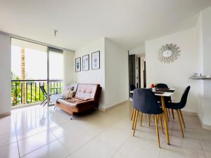 sala de estar con sofá, mesa y sillas en Full furnished apartment in Pereira, en Pereira