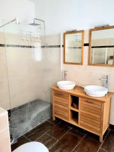 uma casa de banho com 2 lavatórios e um chuveiro em splendide maison catalane renovee avec grande terrasse et garage em Torreilles