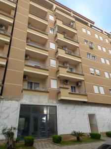 een groot appartementencomplex met balkons bij Appartamento per vacanze estive in Vlorë