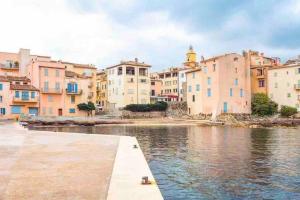 a group of buildings next to a body of water at Appartement au centre de Saint-tropez avec terrasse in Saint-Tropez