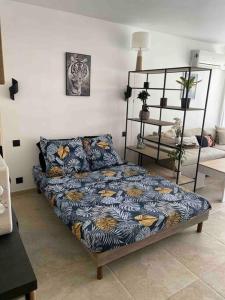 1 sofá en la sala de estar con 1 cama en Studio avec terrasse au centre de Saint-Tropez, en Saint-Tropez