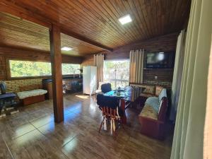 Posezení v ubytování Alpes dos anjos casa mobiliada perto do centro canela rs + 33 fotografií