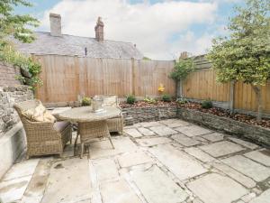 d'une terrasse avec une table, des chaises et une clôture. dans l'établissement 14 Crown Lane, à Conwy