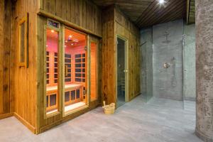 a bathroom with a shower and a glass shower stall at Górskie Szczyty Apart & SPA Apartament 2 Sauna Jacuzzi i Parking w cenie in Zakopane