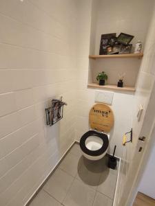 ein Badezimmer mit einem WC und einem Holzsitz in der Unterkunft 3 Pièces proche mer et aéroport in Nizza