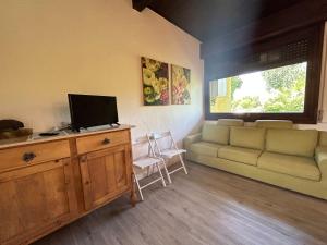 Televízia a/alebo spoločenská miestnosť v ubytovaní Casa Michele - Alle Ninfee - by tourquoisevea