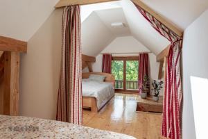 1 Schlafzimmer mit 2 Betten und einem Fenster in der Unterkunft Zidan'ca Rošel in Dolenjske Toplice