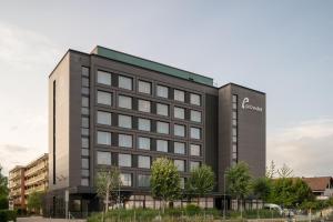 ein Bürogebäude mit einem Schild darauf in der Unterkunft prizeotel Affoltern Am Albis in Affoltern