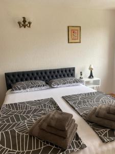 מיטה או מיטות בחדר ב-Capital Apartments Visoko