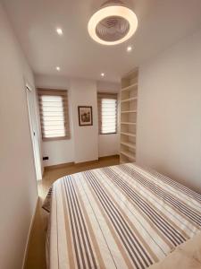 ein Schlafzimmer mit einem großen Bett in einem Zimmer in der Unterkunft Gold Sunset in Adeje