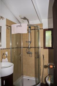 een badkamer met een douche en een wastafel bij Cabañas PATALSUELO in Barra de Valizas