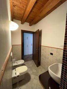 A bathroom at Cozy flat + parking close to City center/Airport