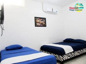 マンタにあるHostal Playa Imperial Mantaのベッド2台が備わる部屋