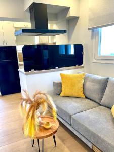 uma sala de estar com um sofá e uma mesa em Iris Luxury House em Áyioi Dhéka