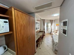a small room with a kitchen and a dining room at Apartamento executivo in Florianópolis