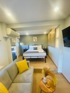 uma sala de estar com uma cama e um sofá em Iris Luxury House em Áyioi Dhéka