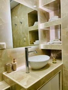 un bagno con lavandino bianco su un bancone di Iris Luxury House ad Ágioi Déka