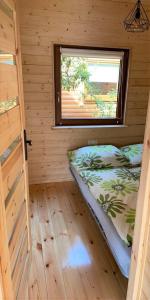 a small room with a bed and a window at Domki u strażaka in Jastarnia