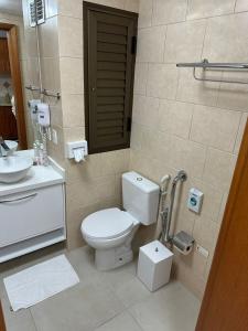 uma casa de banho com um WC e um lavatório em Apartamento executivo em Florianópolis